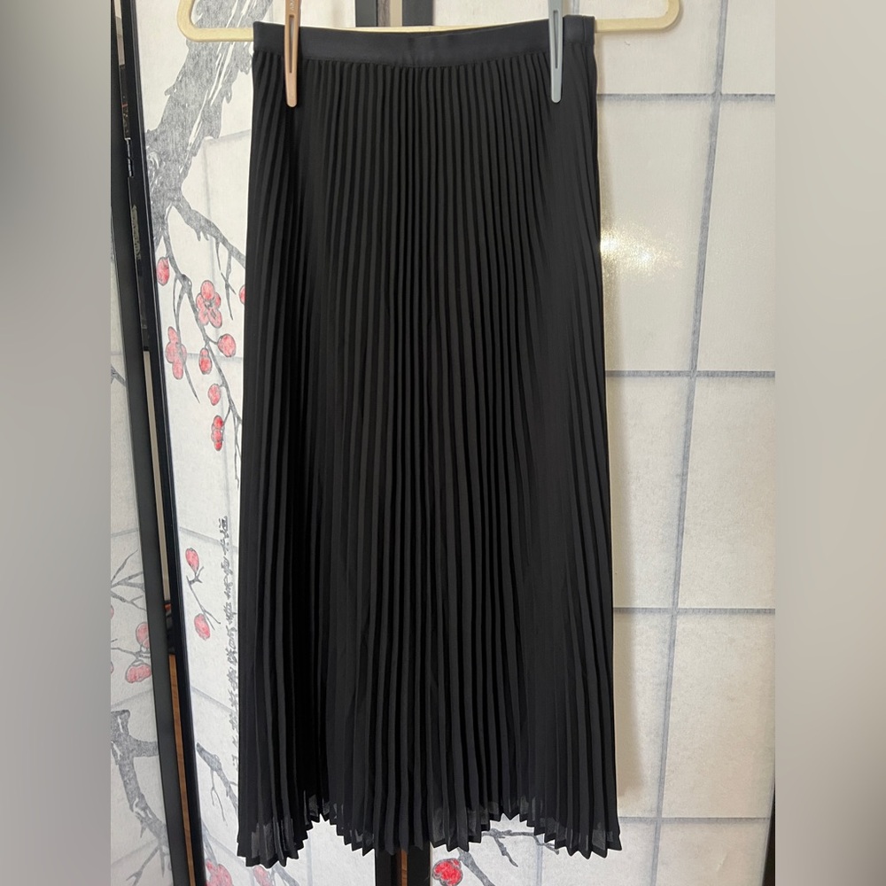 NWOT Babaton Jude Pleated Skirt in Black